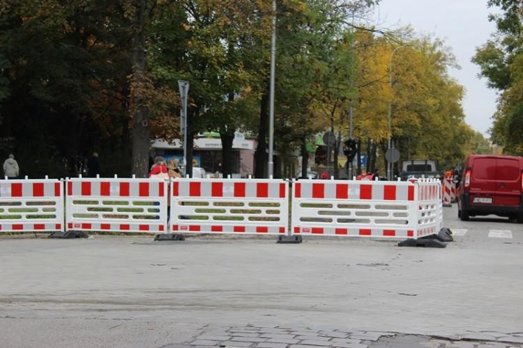 Na Komandorskiej trwa remont za 1,7 mln zł. Co tam robią? [ZDJĘCIA]