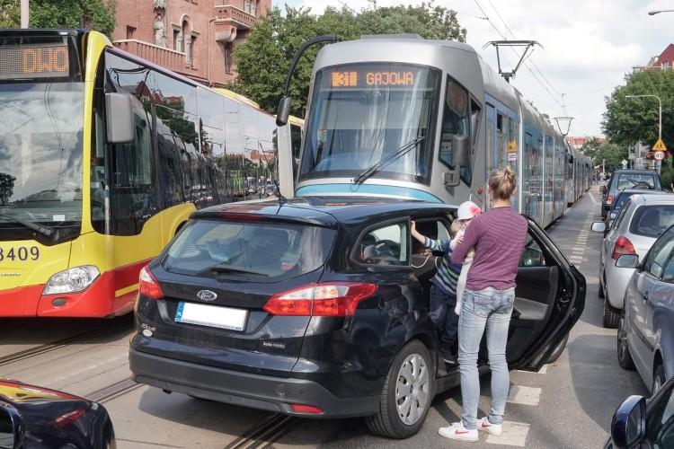 Chaos komunikacyjny wokół Dworca PKP. Kierowcy utknęli w ogromnych korkach [ZDJĘCIA]