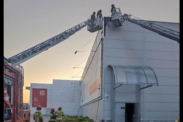 Pożar w Alei Bielany. Ogień w sklepie meblowym