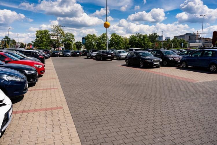 Koniec pustych parkingów pod sklepami w nocy? Duża sieć sklepów chce zarabiać po zmroku