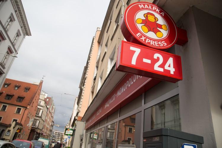 Puste półki w sklepach Małpka Express. Sieć walczy o przetrwanie na rynku [ZDJĘCIA]