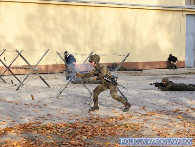 Wrocław: Rezerwiści wezwani na ćwiczenia. Uczyli się strzelać