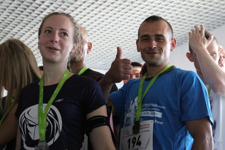 Niemal tysiąc biegaczy walczyło ze schodami. Sky Tower Run 2018 za nami [ZDJĘCIA]