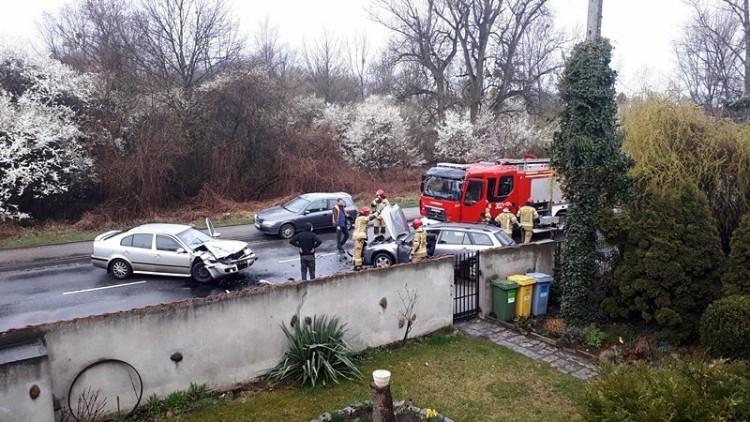 Dwa auta rozbite po czołowym zderzeniu. Groźny wypadek na Strachocinie [ZDJĘCIA]