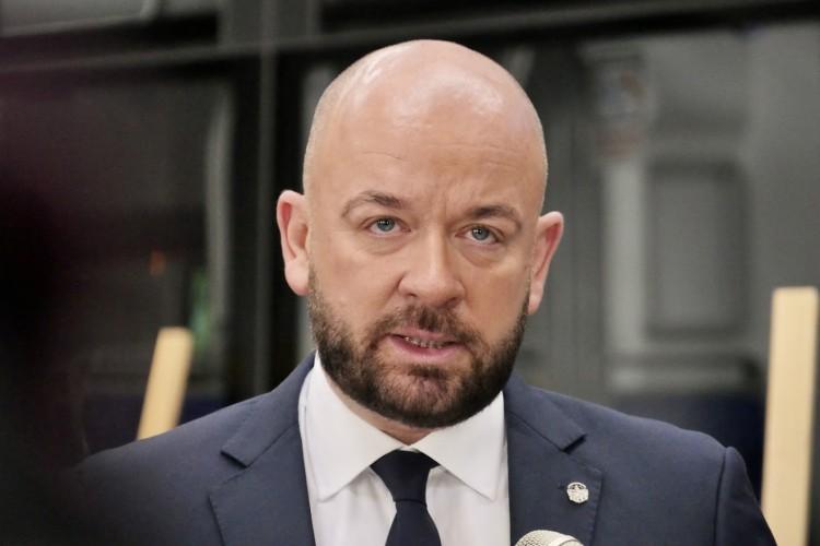 Tyle zarabia Jacek Sutryk dzięki dyplomowi Collegium Humanum