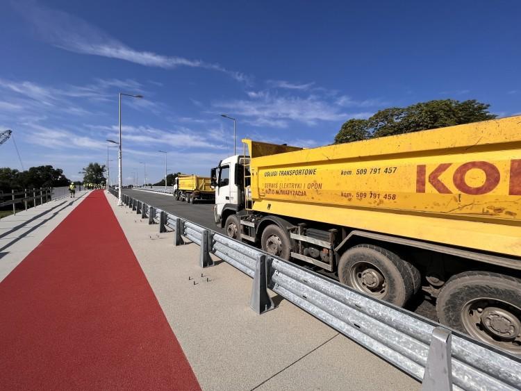 Wielki test nowego mostu nad Odrą. Wjechały na niego ogromne ciężarówki