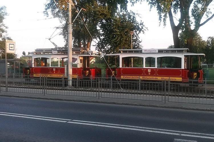 Wykolejenie zabytkowego tramwaju zablokowało Legnicką