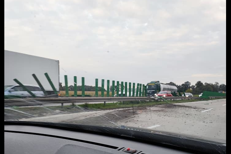Dachowanie na A4 pod Wrocławiem. Bus przeleciał na przeciwną jezdnię. Są ranni
