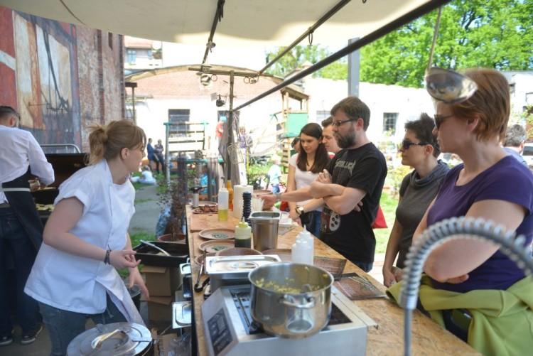 Szparagi w znikającej restauracji. Pop Up Restaurant na Bazarze Smakoszy [ZDJĘCIA]