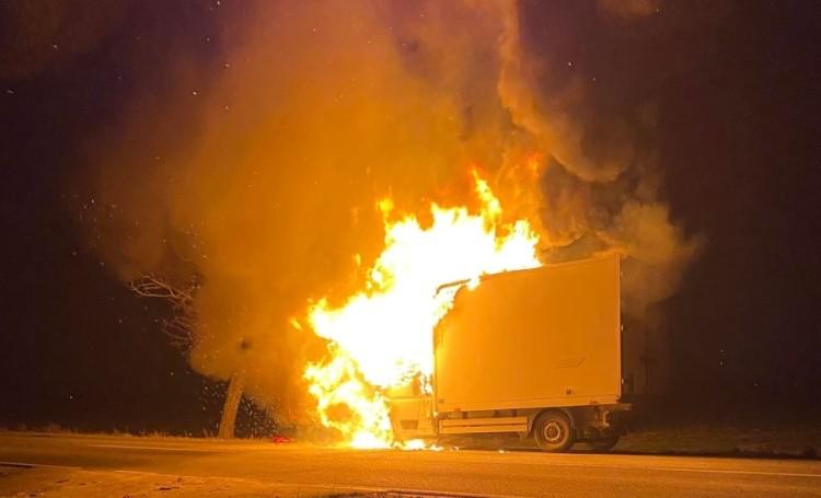 Pożar busa pod Wrocławiem. Mnóstwo ognia i dymu