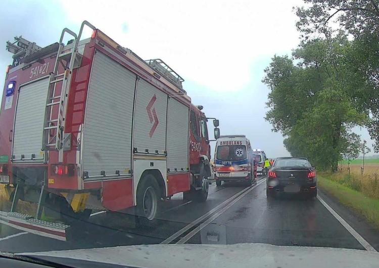 Wypadek na popularnej trasie do Wrocławia. Auto w rowie [ZDJĘCIA]