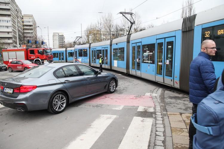Zderzenie tramwaju z motocyklem na Legnickiej. Motocyklista w szpitalu, są objazdy [ZDJĘCIA]