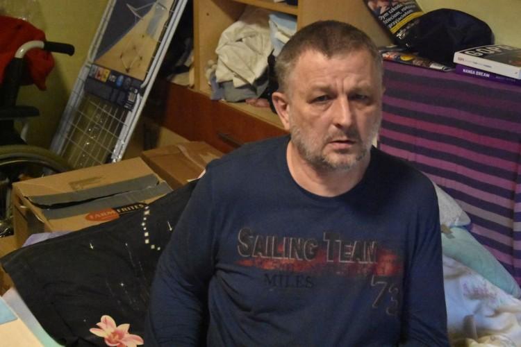 Ma tylko jedną sprawną rękę. Uszkodzono mu wózek inwalidzki w czasie transportu