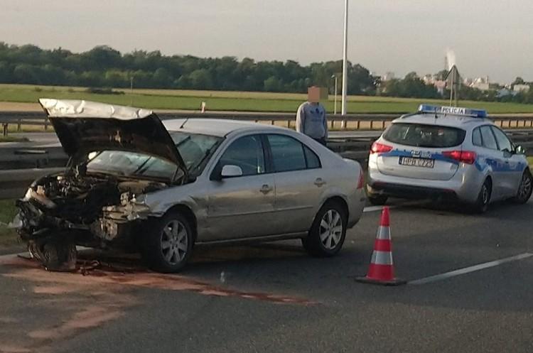 Potężny korek na obwodnicy Wrocławia po wypadku. Jedna osoba jest ranna