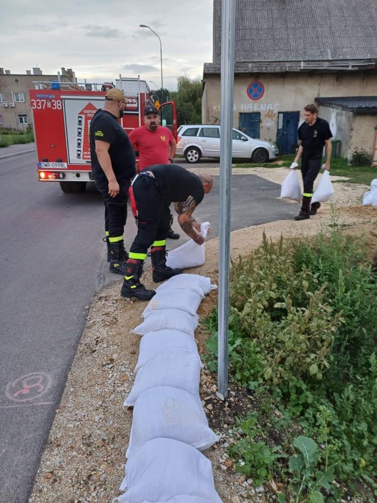 Pod Wrocławiem sypią worki z piaskiem. Policja: 