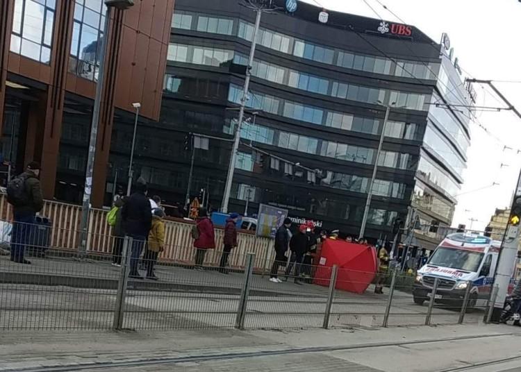 Wrocław: Tragedia na przystanku. Nie żyje mężczyzna