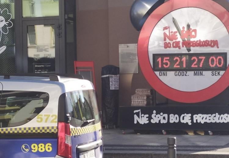 We Wrocławiu stanął zegar wyborczy. Pilnuje go straż miejska