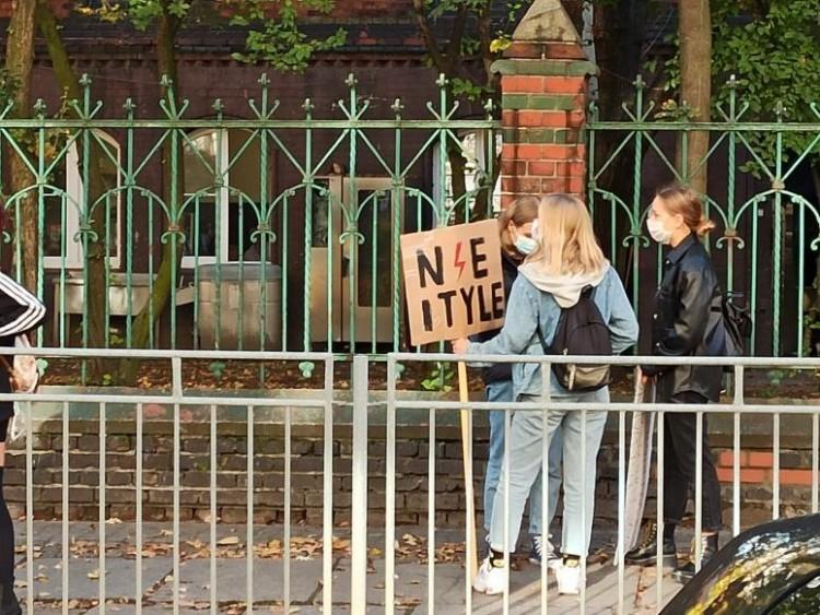 Dość polityki w szkołach! Kurator zapowiada interwencje