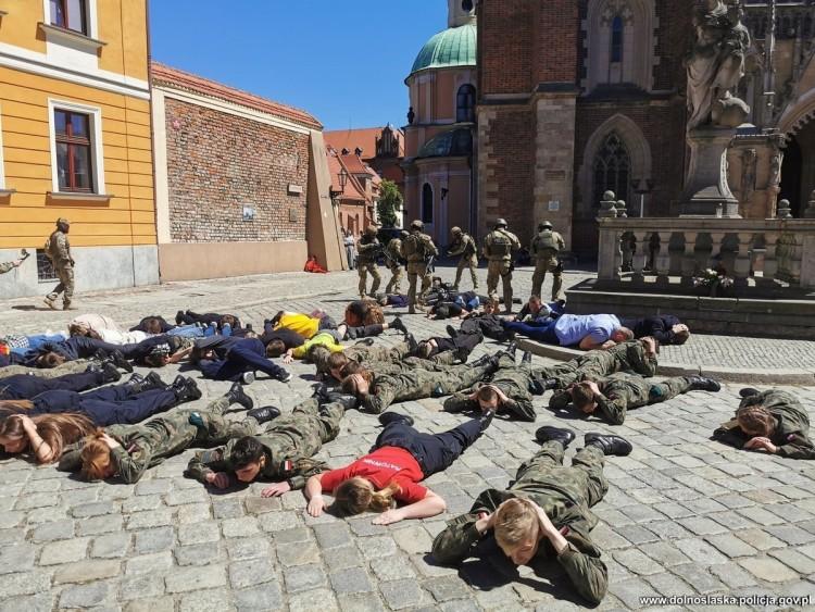 Wrocław: Desperat z bronią, bomba i zakładnicy w katedrze. Antyterroryści szykują się na czerwiec