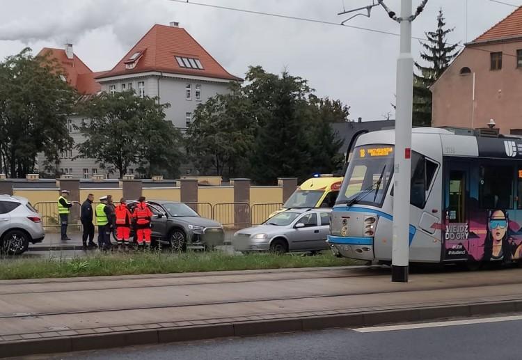 Wrocław: Wypadek na Dmowskiego. Auto zderzyło się z tramwajem