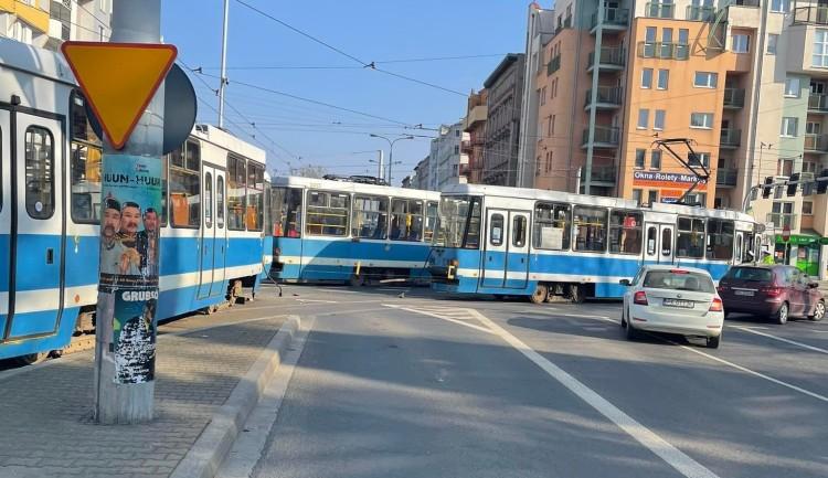 Wrocław: Tramwaj zgubił wagon na środku skrzyżowania
