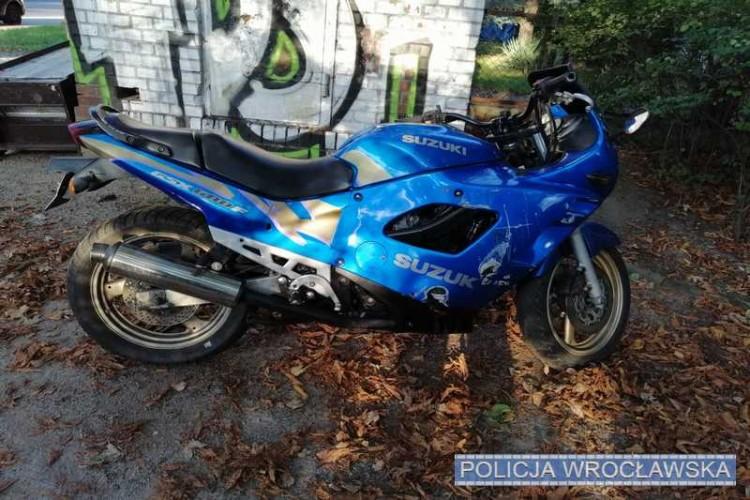 Policjanci odnaleźli na Psim Polu skradziony motocykl [ZDJĘCIA]