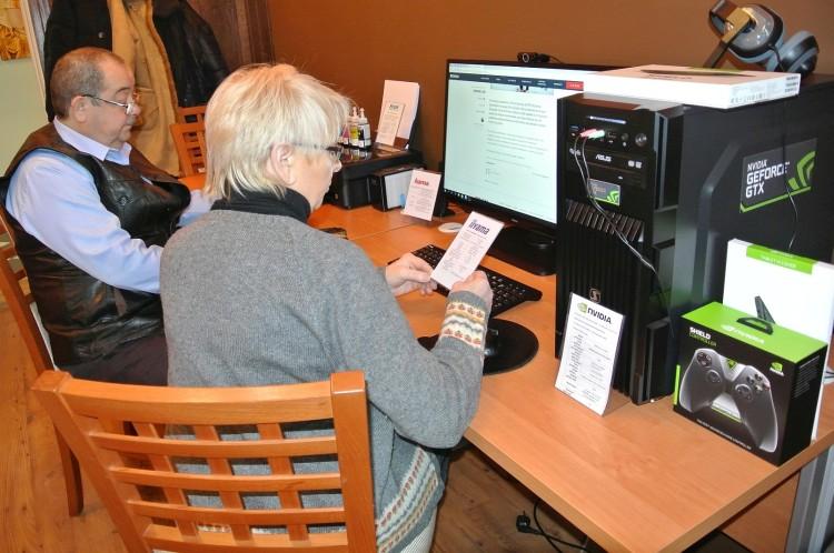 Wrocławscy seniorzy dostali „internety”. Teraz czas na naukę... i gry