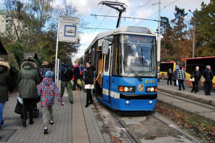 Wszystkich Świętych 2017. Jak dojechać na cmentarze komunikacją miejską? [LINIE SPECJALNE]