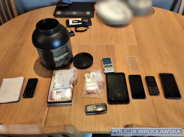 Chcieli wnieść narkotyki do więzienia. Przemyt udaremniła policja