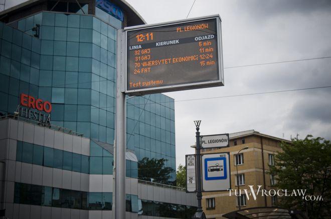 Elektroniczne tablice przystankowe na Nowym Dworze pojawią się później niż zapowiadali