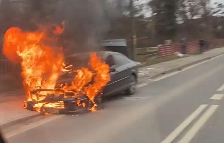 Wrocław: Pożar samochodu na Pełczyńskiej. Interweniowali strażacy