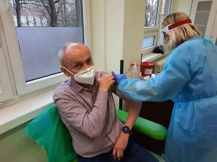 Sanepid: COVID się wycofuje, ale mamy większy problem