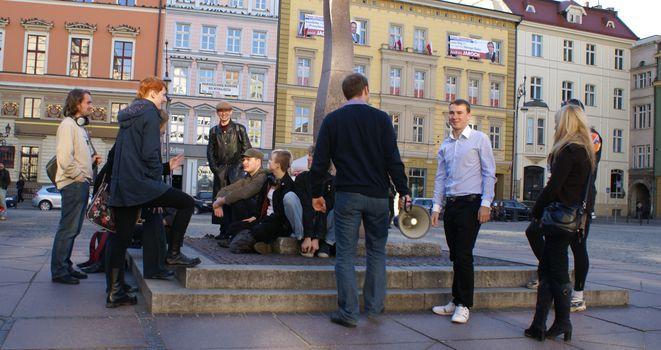 Jedynie 15 osób na wiecu przeciw pl. L. Kaczyńskiego