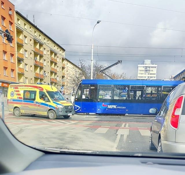 Kraksa osobówki z tramwajem w centrum Wrocławia. Jedna osoba trafiła do szpitala