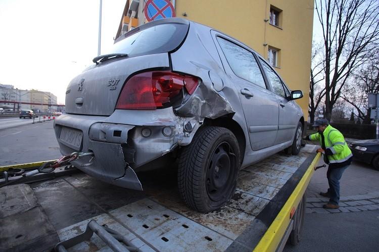 Groźnie wyglądająca kolizja na Grabiszyńskiej. Ford wylądował na boku