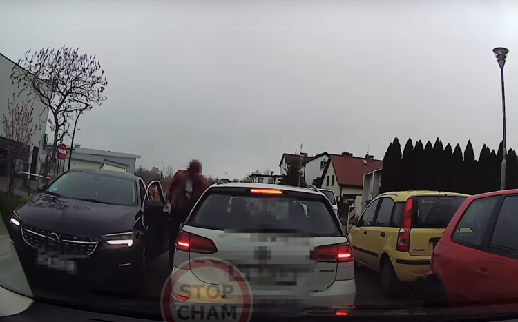 Bójka kierowców na Maślicach. Trudny poranek na wyjeździe z osiedla [FILM]