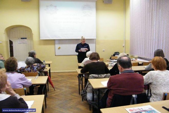 Starsi wrocławianie już wiedzą, jak nie dać się oszustom
