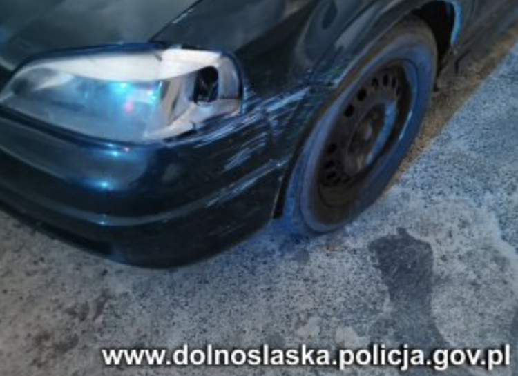 Pijana wsiadła za kółko uszkodzonego auta. Wiozła ze sobą dzieci
