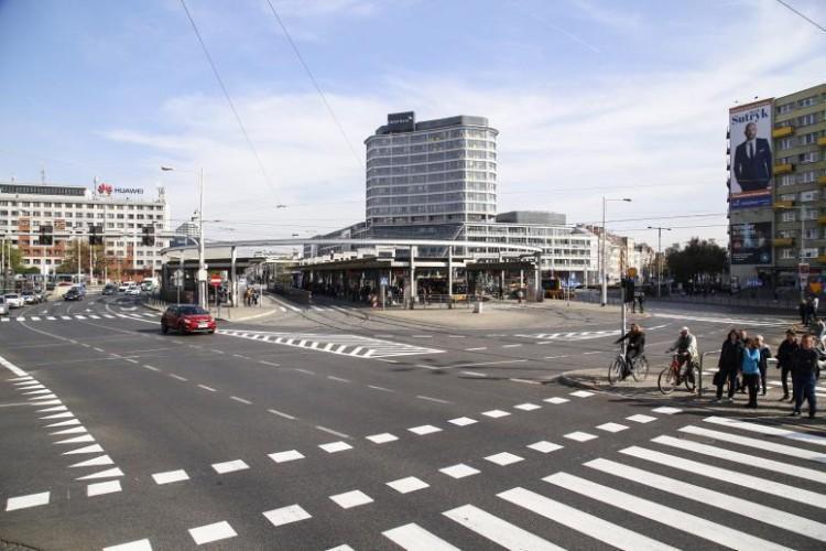 Utrudnienia w ruchu na placu Grunwaldzkim. Pasażer MPK źle się poczuł
