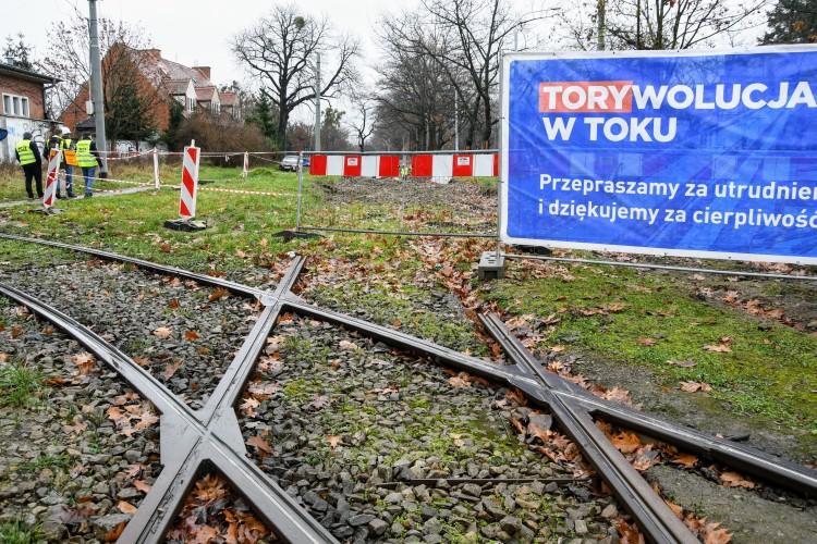Remont torowiska na Biskupinie wznowiony po kilku miesiącach przerwy. Jest nowy projekt