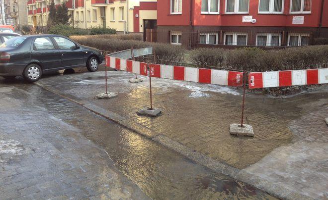 Alert: Na ulicy Ciepłej pękła rura
