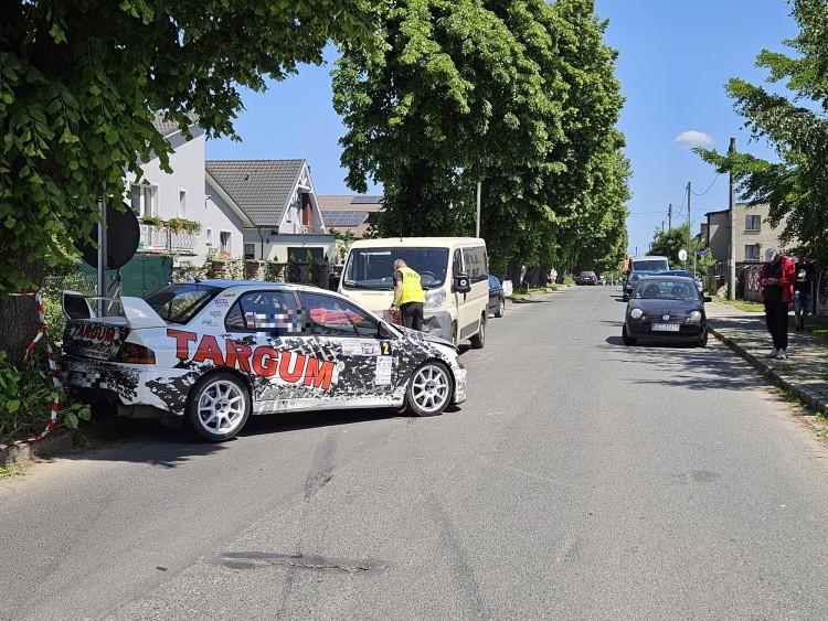 Wypadek na rajdzie samochodowym pod Wrocławiem. Kierowca pomylił trasę. Ranne dzieci
