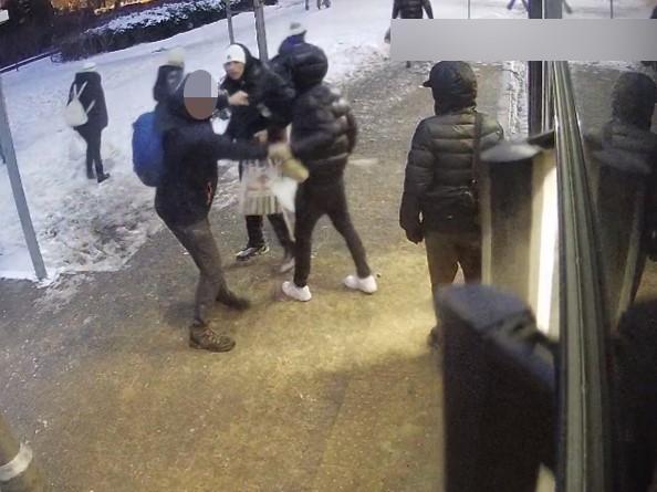 Trzech mężczyzn pobiło człowieka na przystanku. Policja pokazuje ich twarze