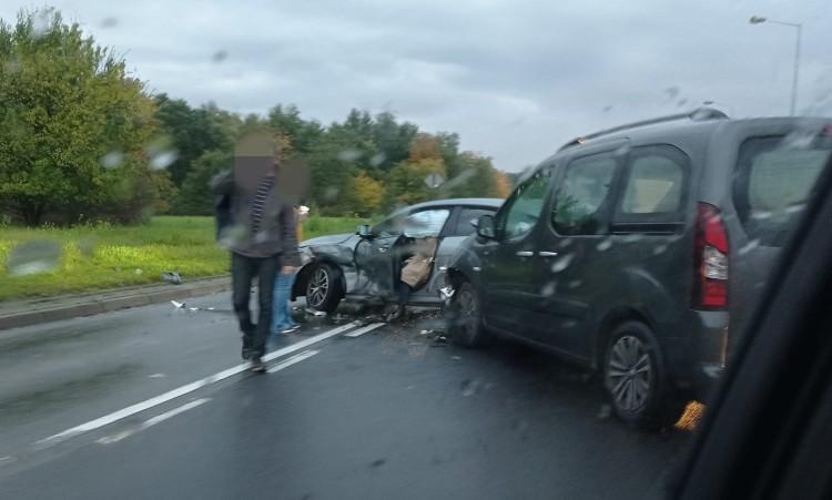 Wrocław: Wypadek koło Lidla na Maślicach. Ranna kobieta [ZDJĘCIA]