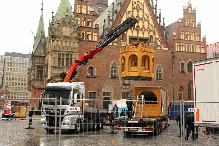 W Rynku budują Jarmark Bożonarodzeniowy. Jest już nawet Święty Mikołaj [ZDJĘCIA]
