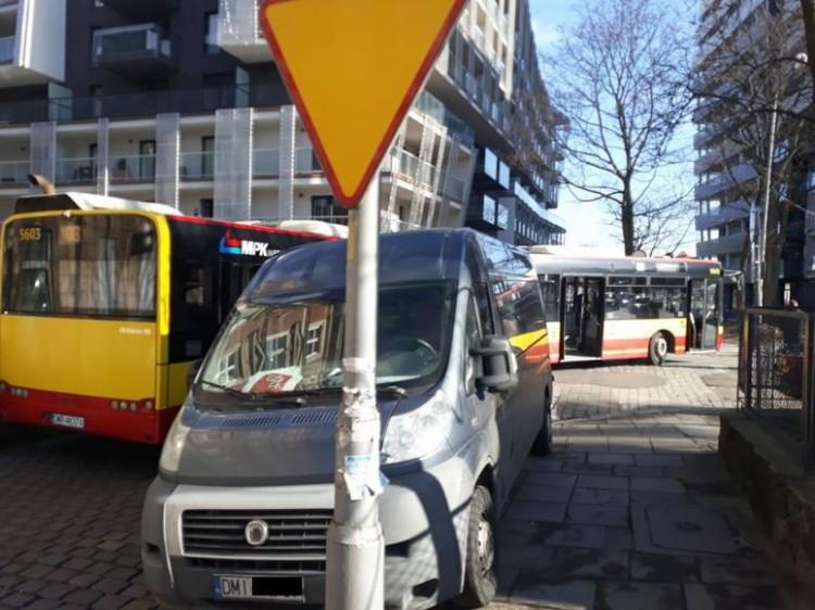 Wrocław: miasto rozszerza zakaz parkowania, bo kierowcy notorycznie blokowali przejazd