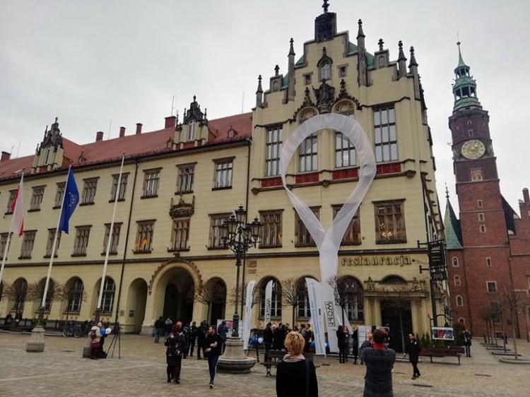 Na wrocławskim ratuszu zawiśnie flaga papieska? „Był dla nas, jak Mojżesz dla Żydów”