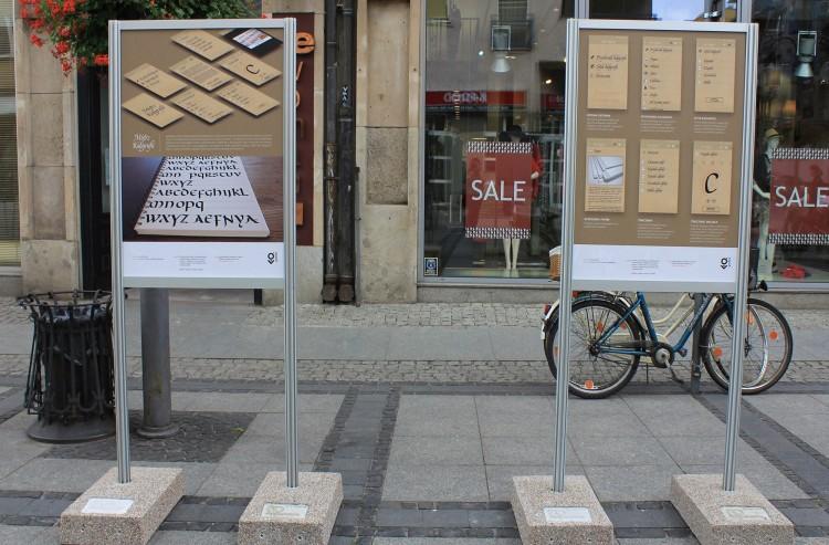 Zmiana przez design – wystawa studentów grafiki Uniwersytetu SWPS