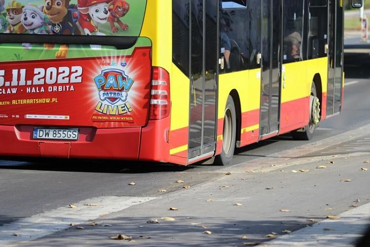 Nowe progi na Popowicach do przeróbki. Autobusy zahaczają o nie podwoziem