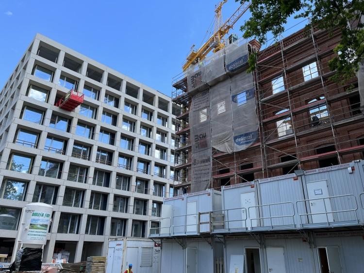 Wrocław: Na Drobnera rośnie koszmarek. Zabytkowa szkoła jest połączona z nowym blokiem [ZDJĘCIA]